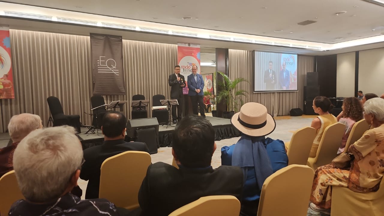 Komponis dan pianis Indonesia Ananda Sukarlan menerima penghargaan kesatriaan Royal Order of Isabella the Catholic