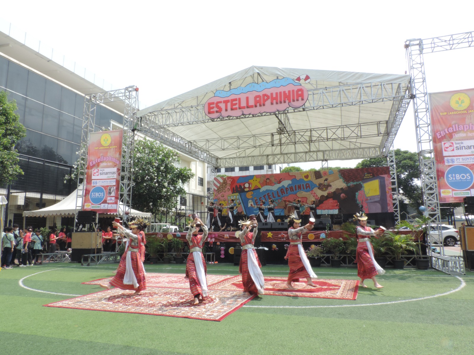 Kegiatan pentas seni yang diselenggarakan SMP Labschool Jakarta di Lapangan Labschool Jakarta, Sabtu (18/11). 