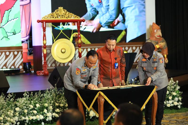 Acara penandatangan MoU kerja sama antara Mabes Polri dan Sarana Jaya dalam membangun hunian untuk anggota Polri dan PNS Polri.