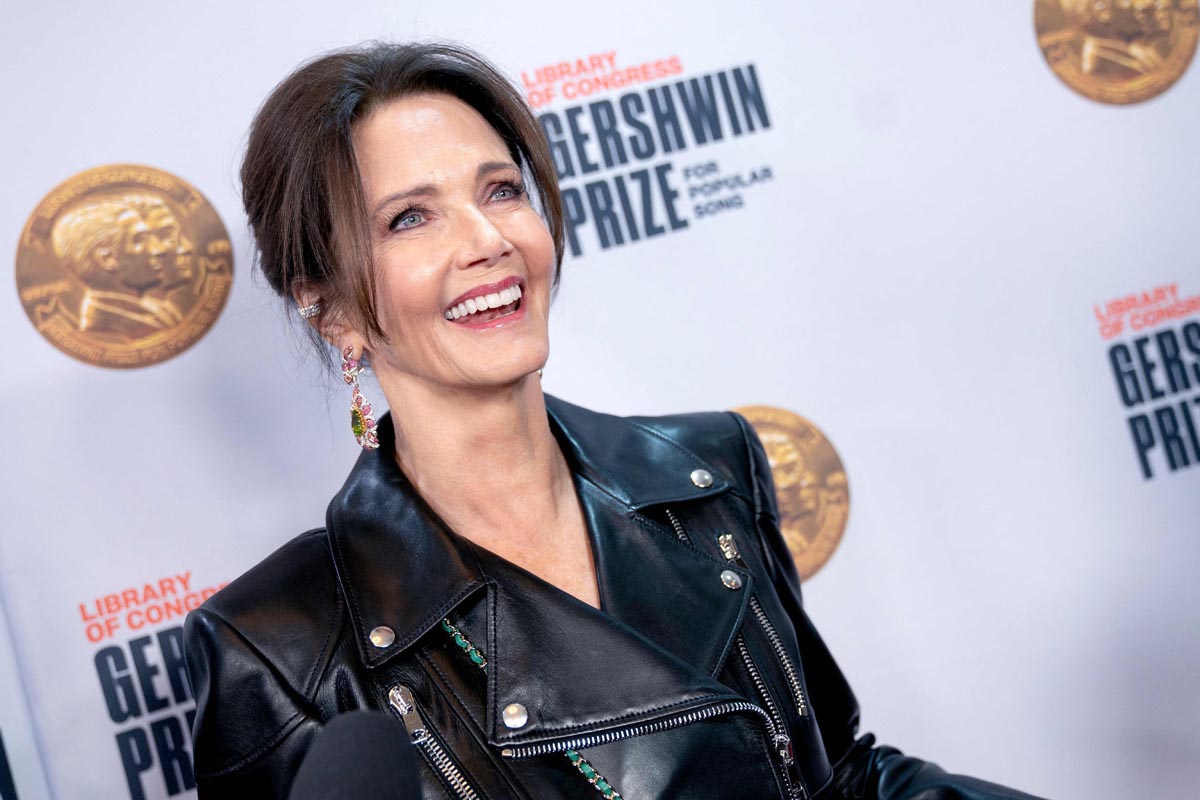 Lagu Rise Up diakui Lynda Carter terinspirasi dari mendiang suaminya Robert Altman yang meninggal akibat kanker darah.