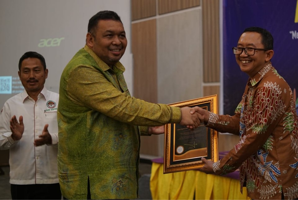 Dirjen Perkebunan Andi Nur Alamsyah menyerahkan piagam Aspekpir Award 2023 Kepada BPDPKS yang diterima Kepala Divisi UMKM Helmi Muhansyah