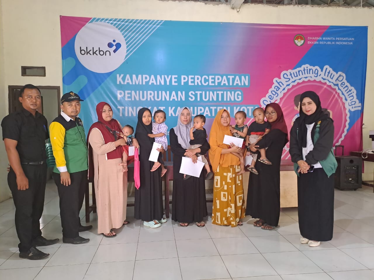 Penyerahan dana bantuan modal usaha dari Baznas Garut kepada keluarga berisiko tengkes