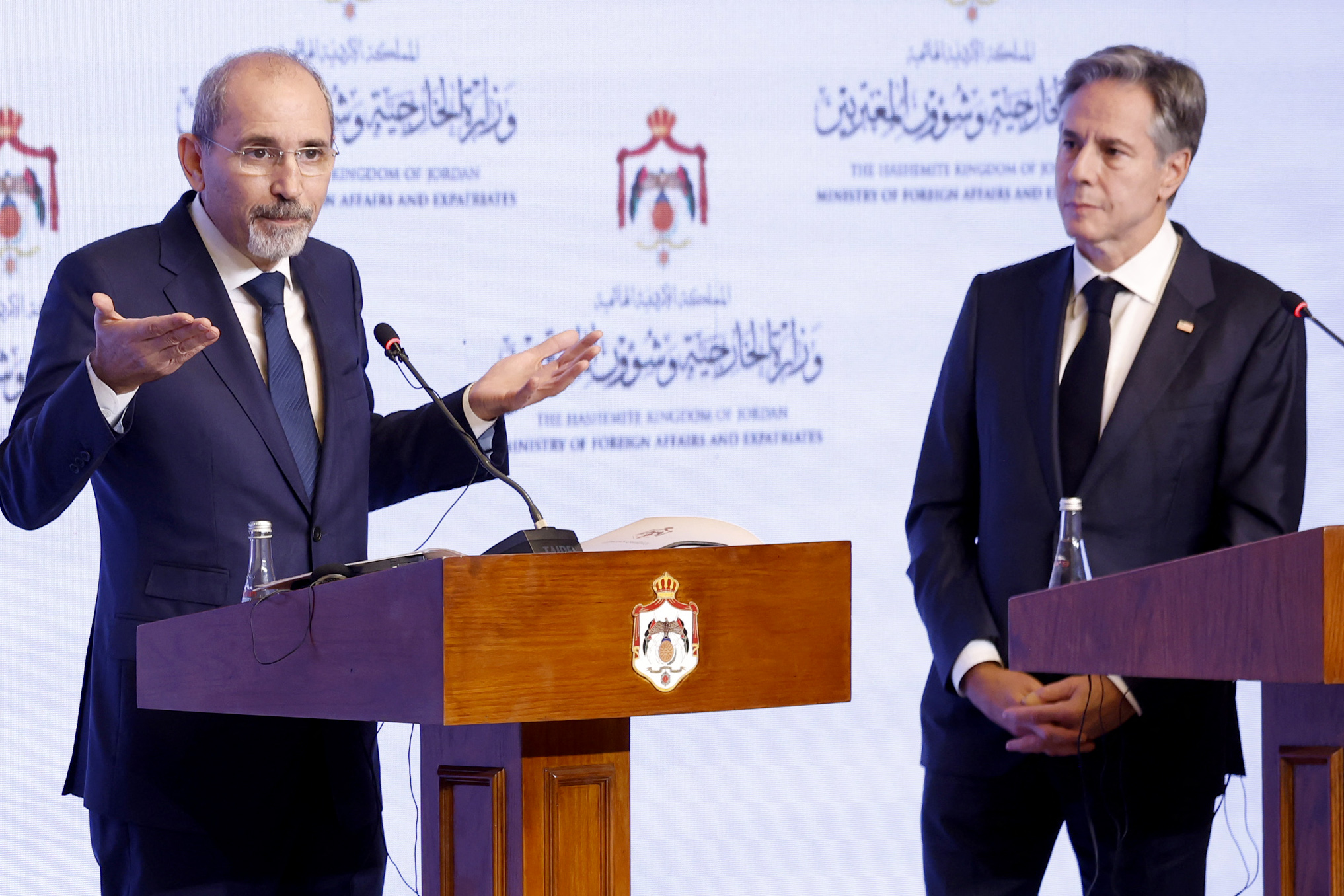 Menlu Amerika Serikat Antony Blinken (kanan) mendengarkan pidato Wakil PM dan Menlu Yordania Ayman Safadi.