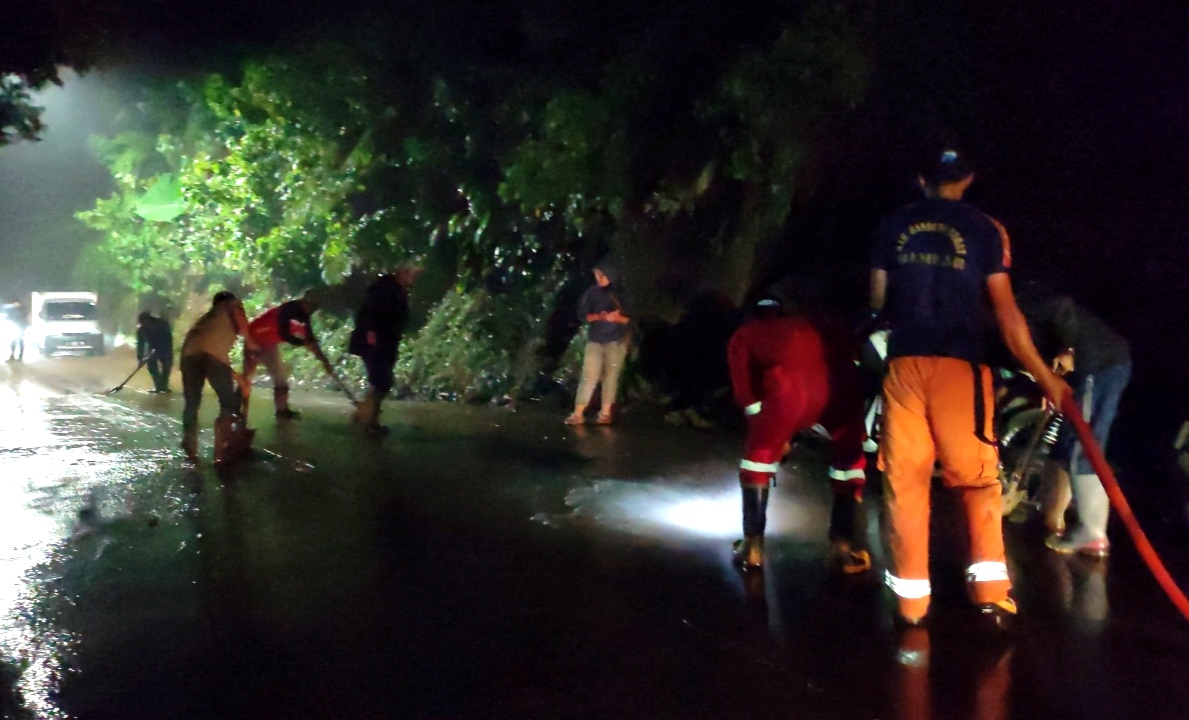 Tim Damkar dan masyarakat di Lembang membersihkan jalan dari lumpur