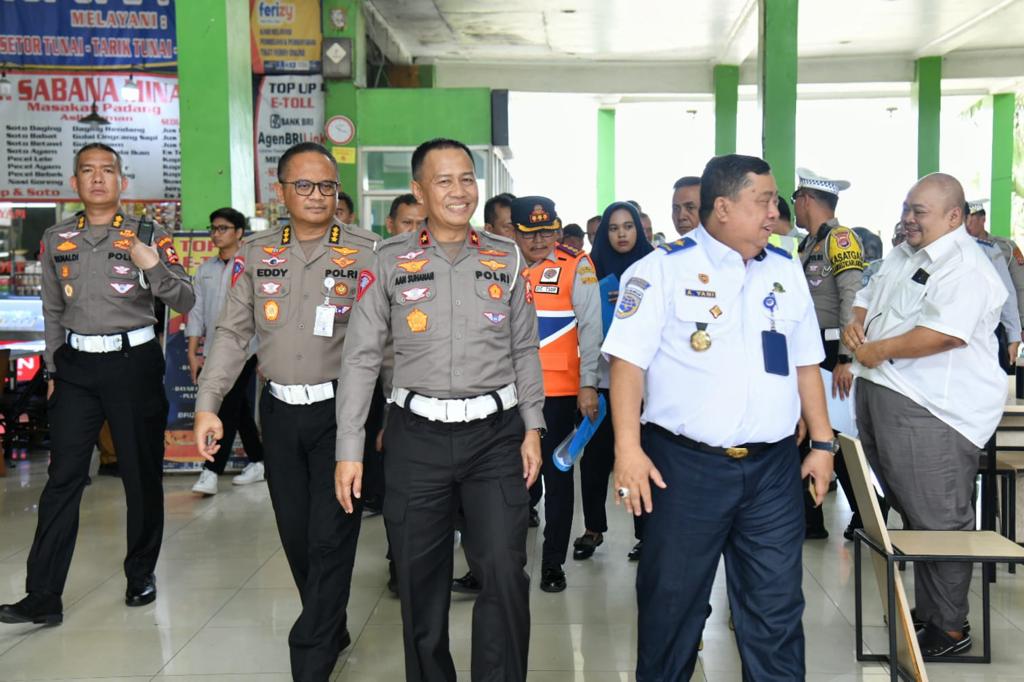 Dirgakkum Korlantas Polri Brigjen Pol Aan Suhanan melakukan survei jalur di Pelabuhan Merak dan Ciwandan, Banten, Senin (20/11).