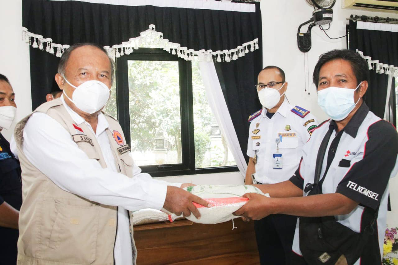 Penyerahan bantuan beras di Purwakarta