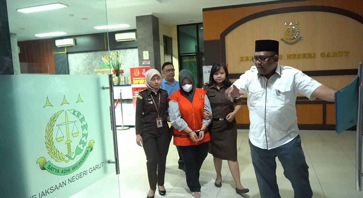 Penyidik Kejari Garut menangkap YOF, mantan kades yang diduga melakukan korupsi dana desa.