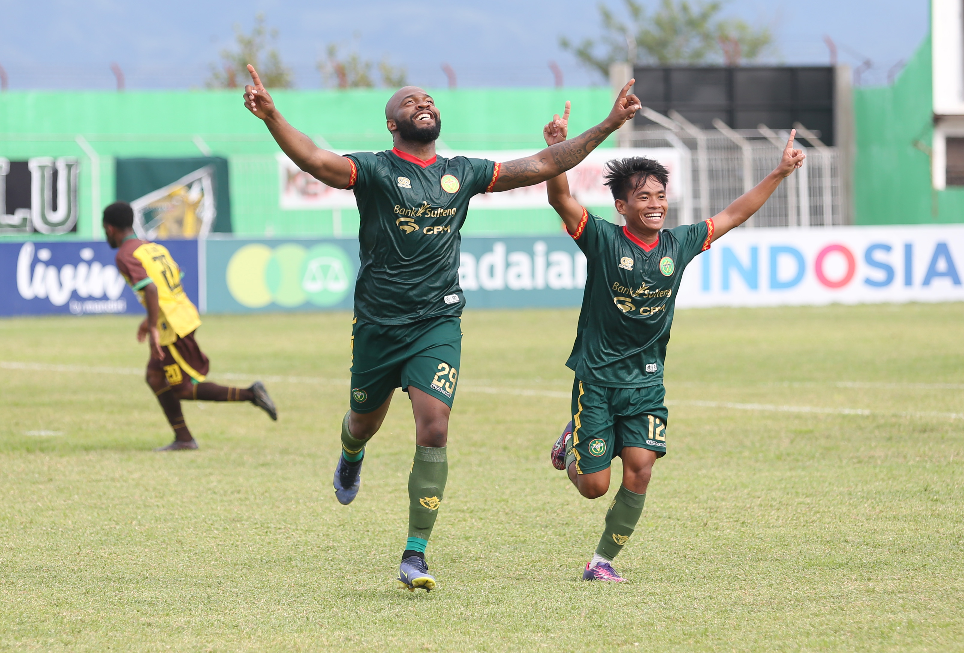 Pemain Persipal Palu Thales Cruz Salviano De Campos (tengah) melakukan selebrasi seusai menjebol gawang Persewar Waropen.