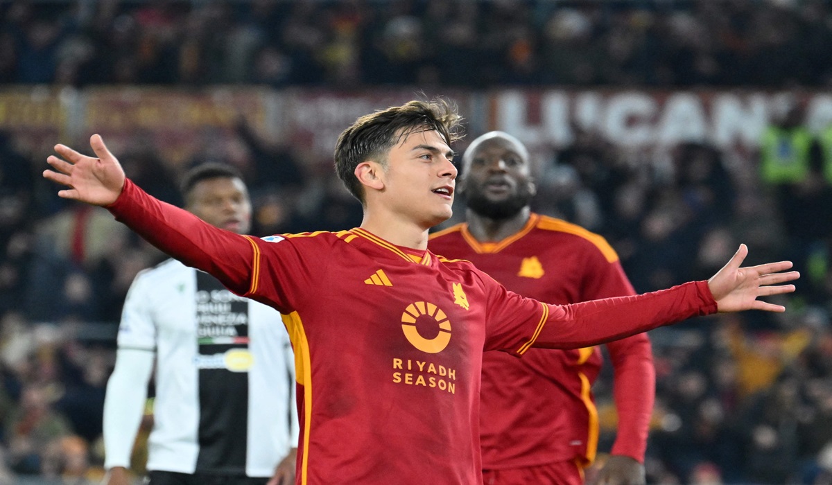 Penyerang AS Roma Paulo Dybala melakukan selebrasi usai mencetak gol ke gawang Udinese di laga Serie A.