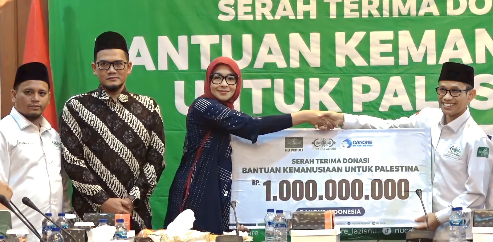 Danone Indonesia menyerahkan bantuan kemanusian senilai Rp 1 miliar melalui NU Care-Lazisnu dan PBNU di Jakarta, Senin (13/11).