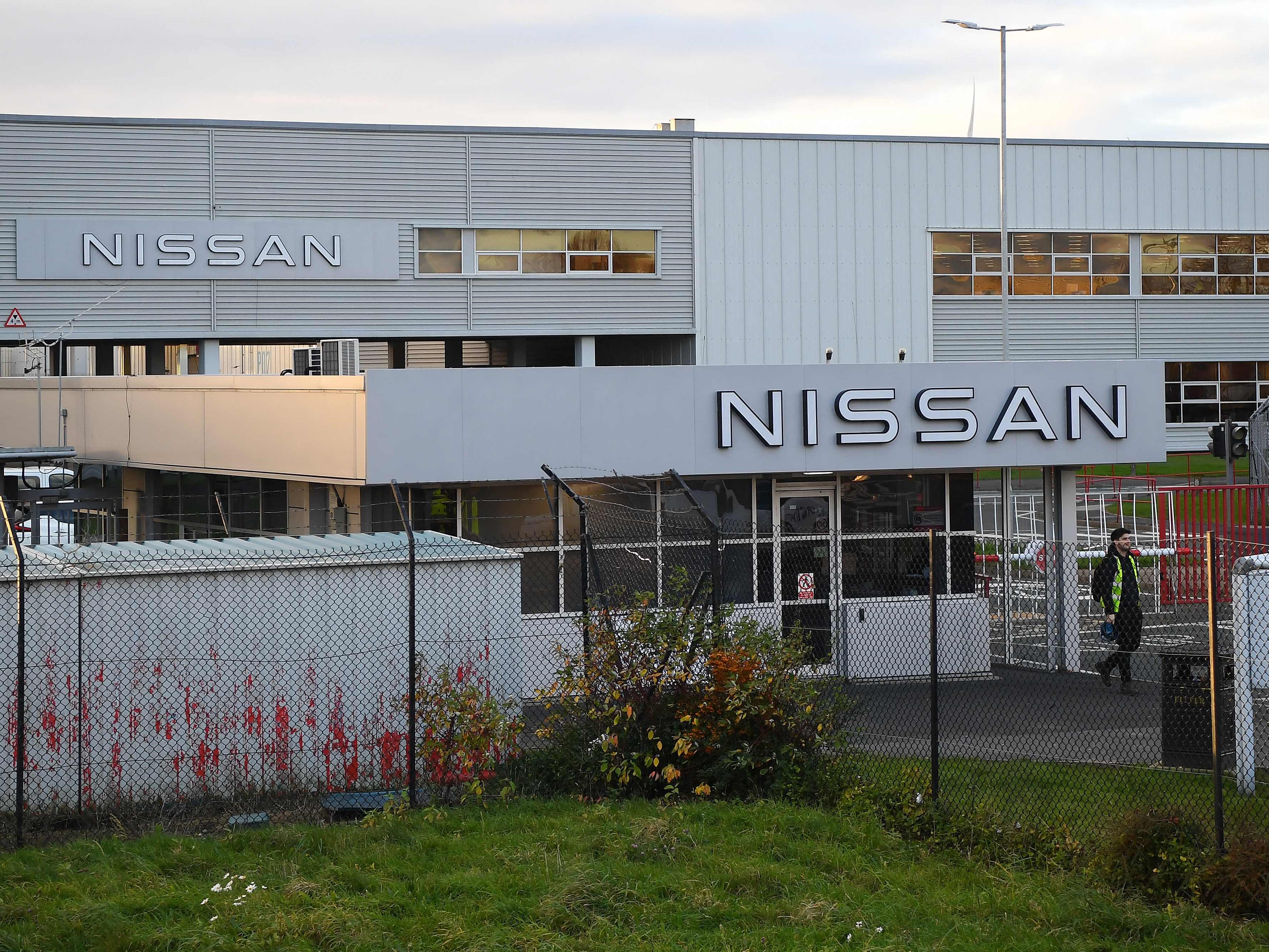 Seorang pekerja berangkat dari pabrik produksi Nissan di Sunderland, timur laut Inggris pada 24 November 2023.