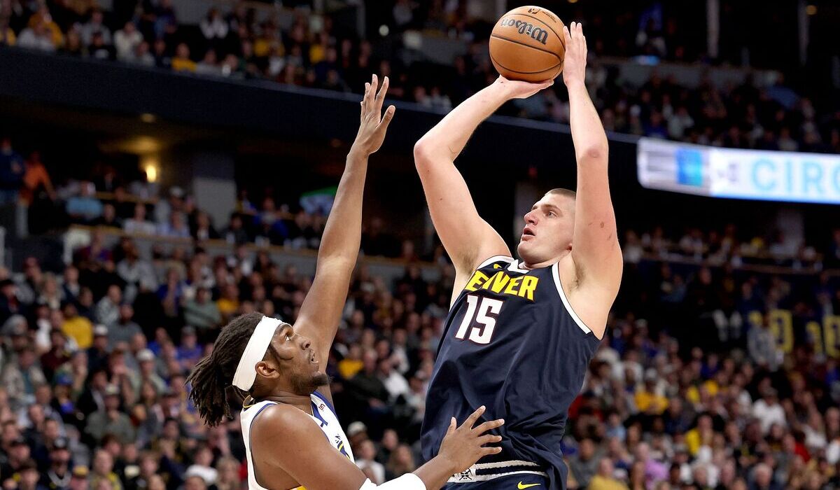 NIKOLA Jokic mencetak 35 poin saat Denver Nuggets mengalahkan Golden State Warrior.