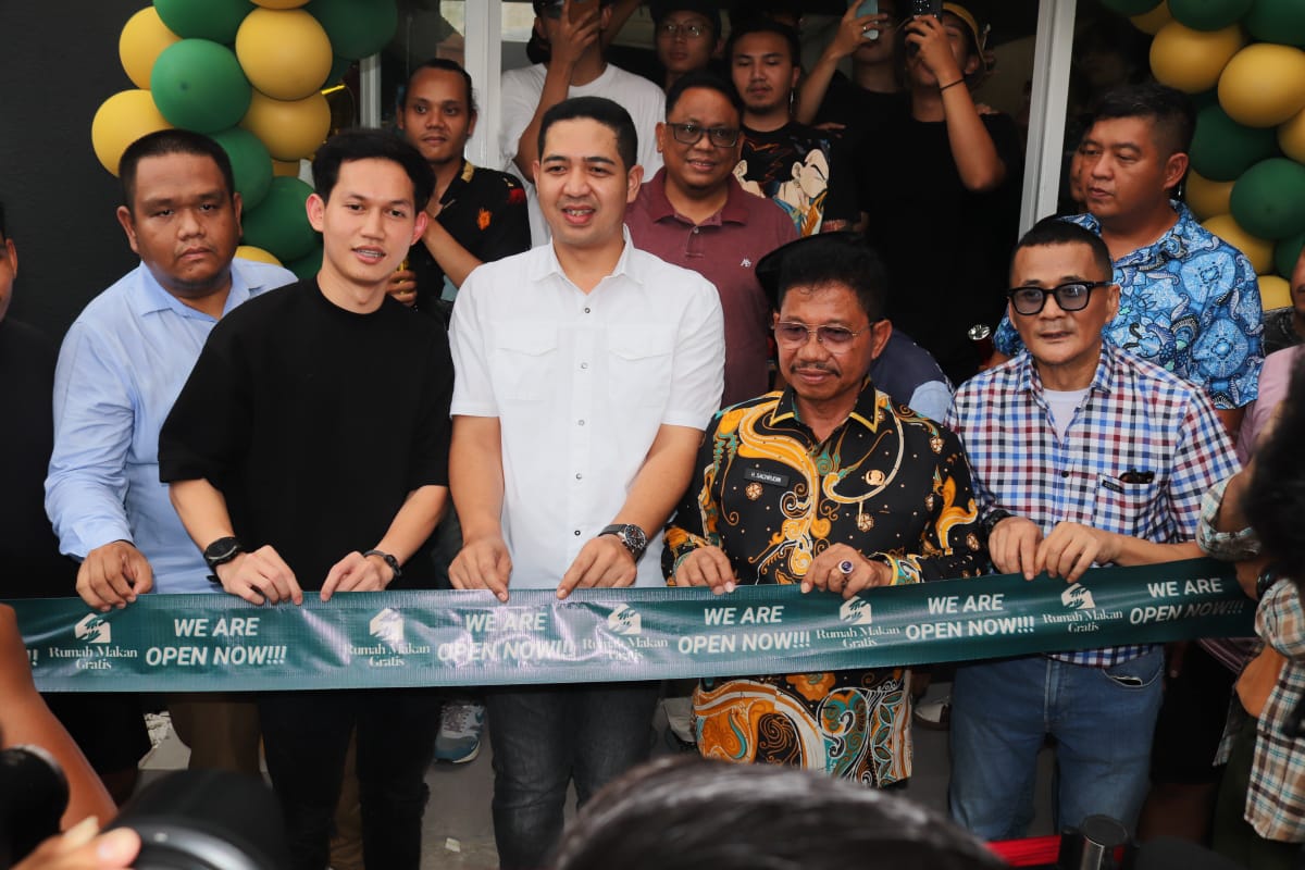 Pengusaha muda Richard Theodore (baju hitam) dan Wakil Wali Kota Tangerang Sachrudin (pakai batik) saat pembukaan Rumah Makan Gratis.  