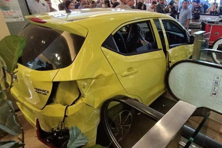 Sebuah mobil pameran rusak akibat menabrak eskalator di sebuah mal di Semarang, Jawa Tengah, Sabtu (4/11).