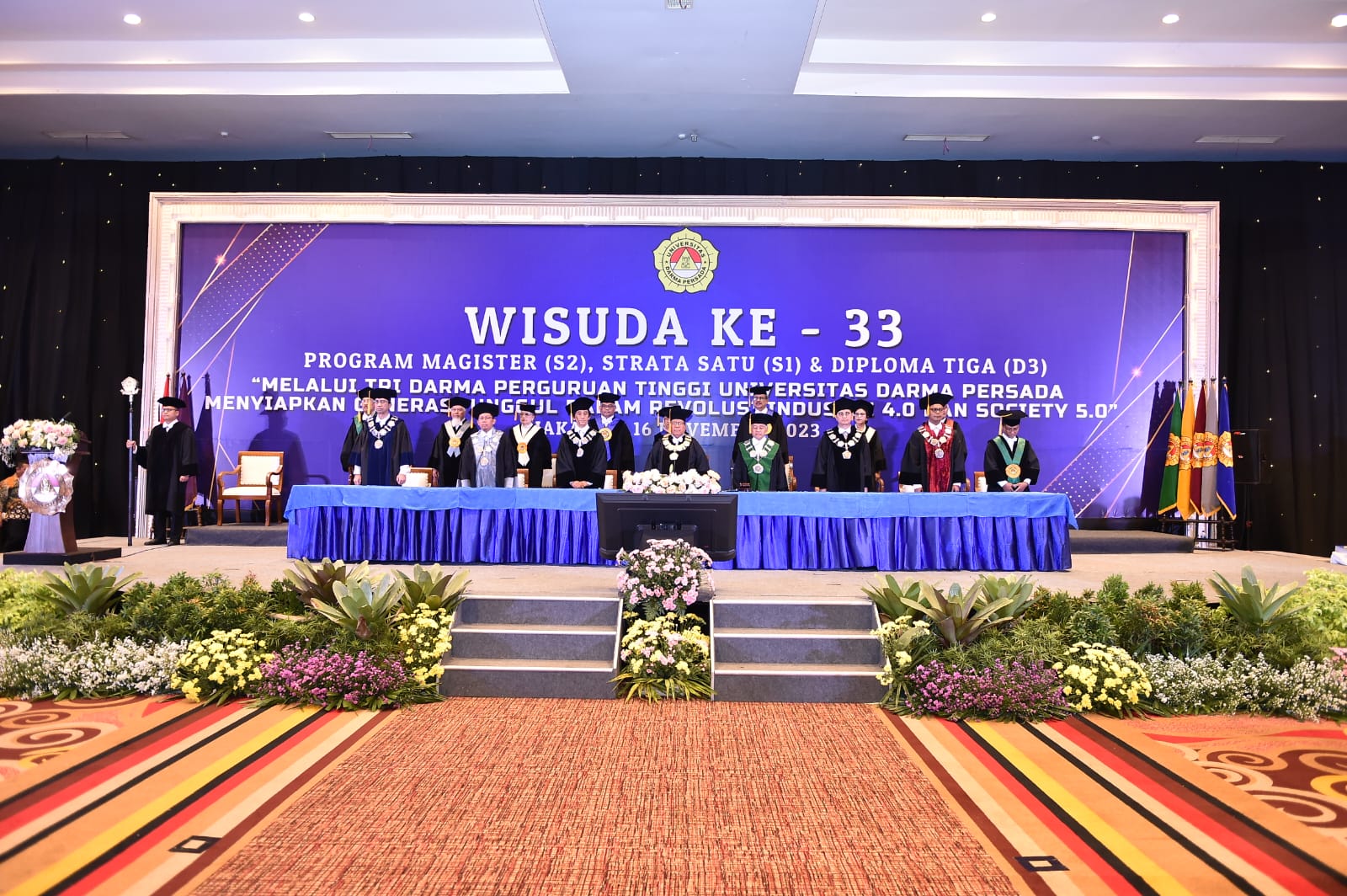 Wisuda ke-33 Universitas Darma Persada di Gedung Sasana Kriya, Taman Mini Indonesia Indah, Jakarta, Kamis (16/11).