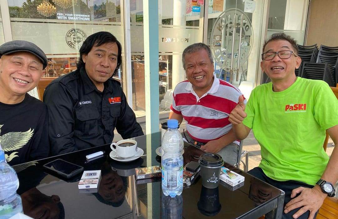 Ketua Umum Persatuan Seniman Komedi Indonesia (PaSKI) Jarwo Kwat (kanan).