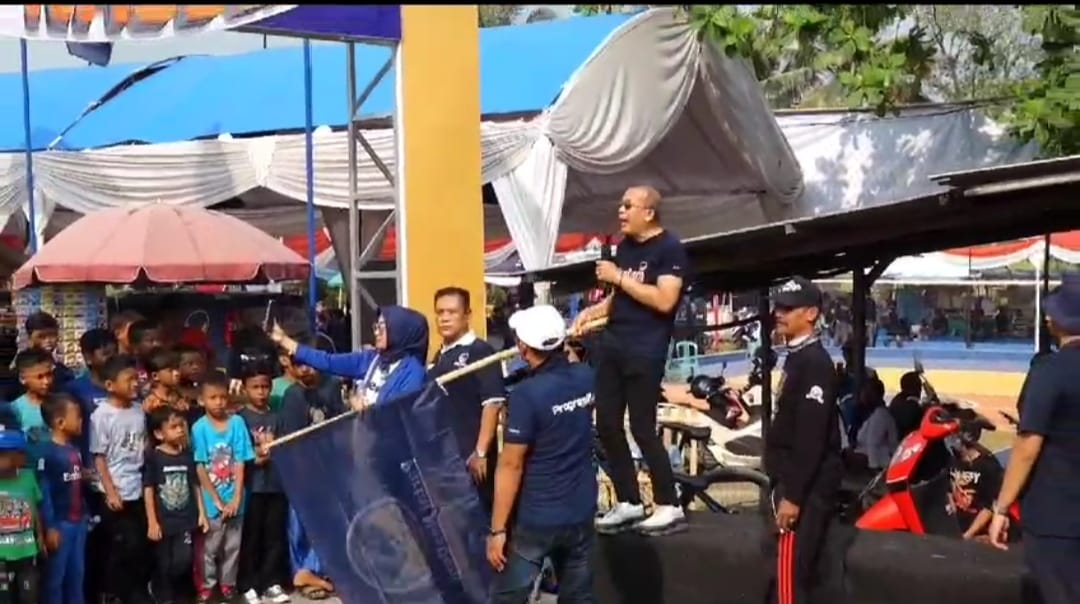 Ketua Partai NasDem Jawa Barat Saan Mustopa saat melepas jalan santai di Karawang