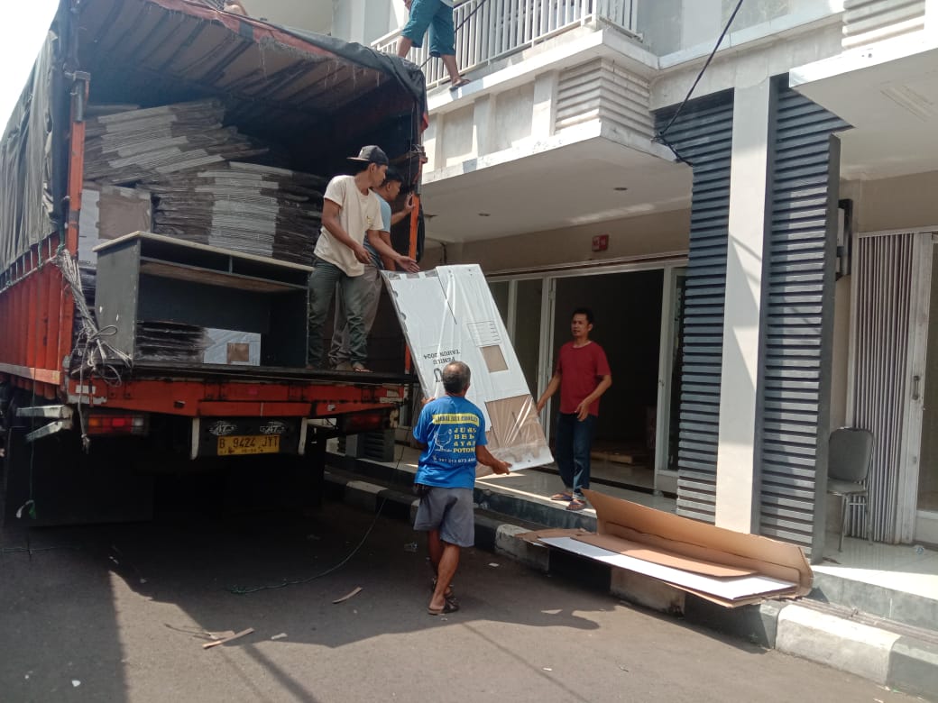 Sejumlah petugas menurunkan logistik pemilu di gudang milik KPU Kabupaten Tasikmalaya