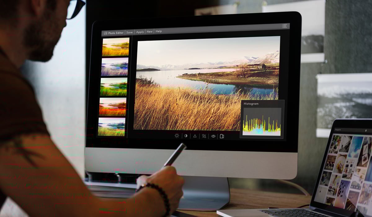 Ilustrasi proses kreatif pembuatan konten visual.