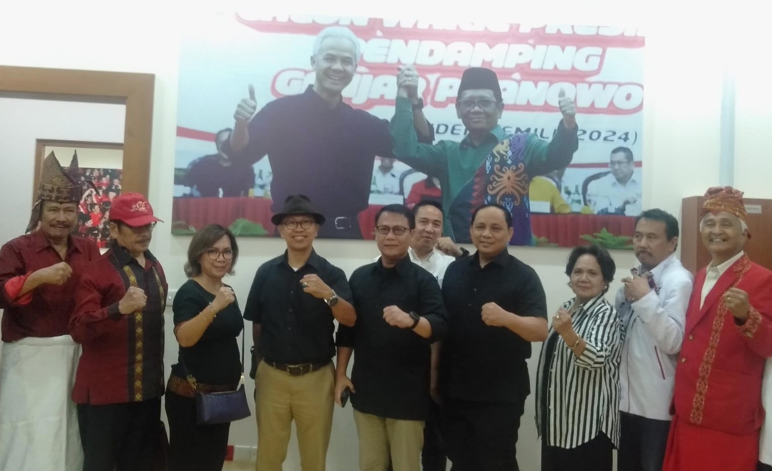 Ahmad Basarah (lima dari kiri) bersama Relawan Solata Ganjar-Mahfud.