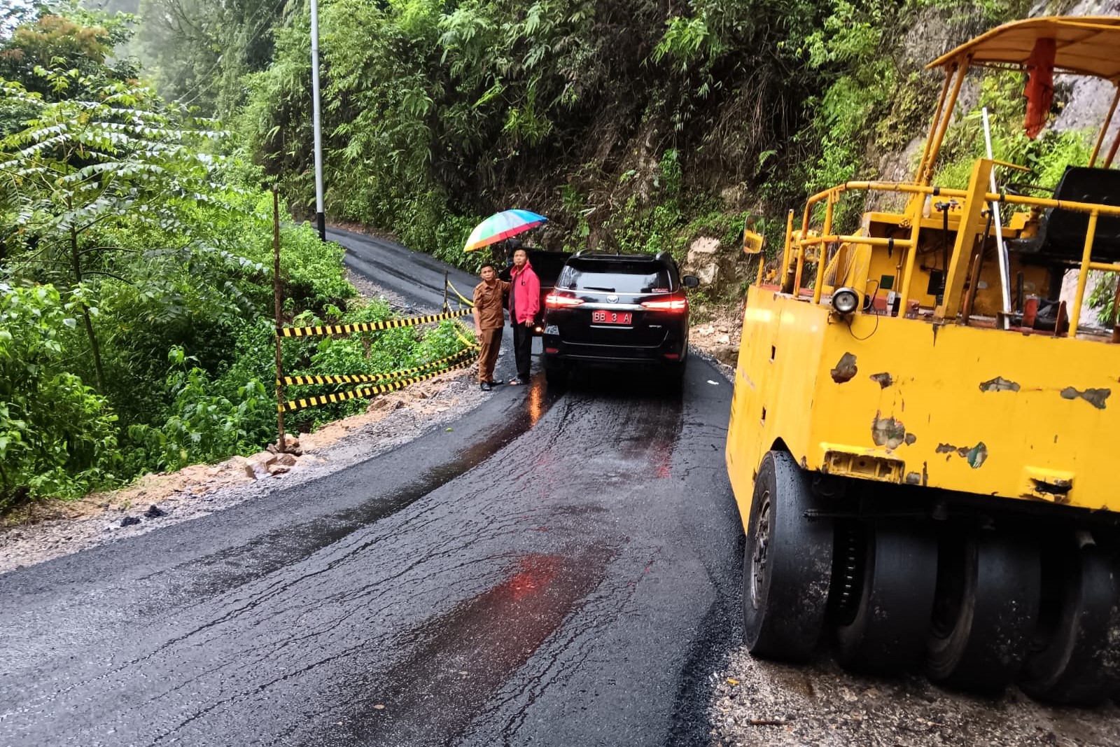 Ketua DPRD Tapanuli Utara Tinjau Pengaspalan Daerah Rawan Longsor