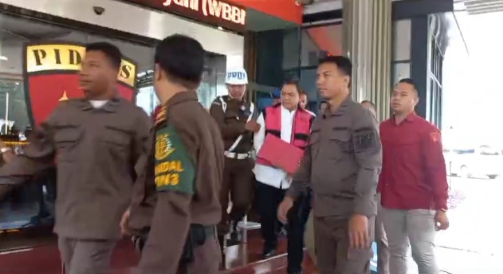 Kejaksaan Agung menetapkan Anggota BPK Achsanul Qosasi sebagai tersangka kasus dugaan korupsi proyek BTS 4G Kemenkominfo.