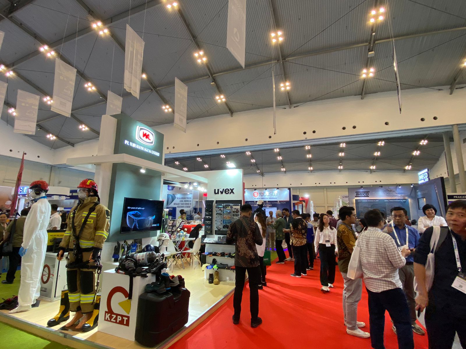 Sejumlah pengunjung menyambangi booth pada perhelatan Hari Listrik Nasional ke-78 - Enlit Asia 2023, Kamis (16/11).