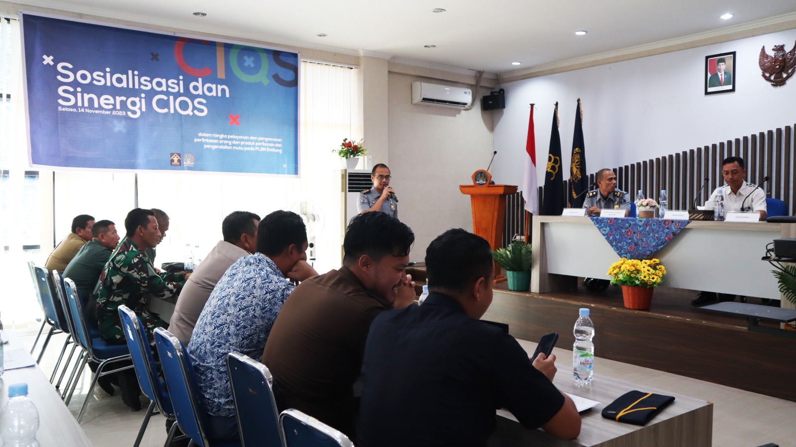 Acara Sosialisasi dan Sinergi tersebut dilaksanakan di Aula Kantor Imigrasi Kelas II TPI Entikong, Kalimantan Barat.