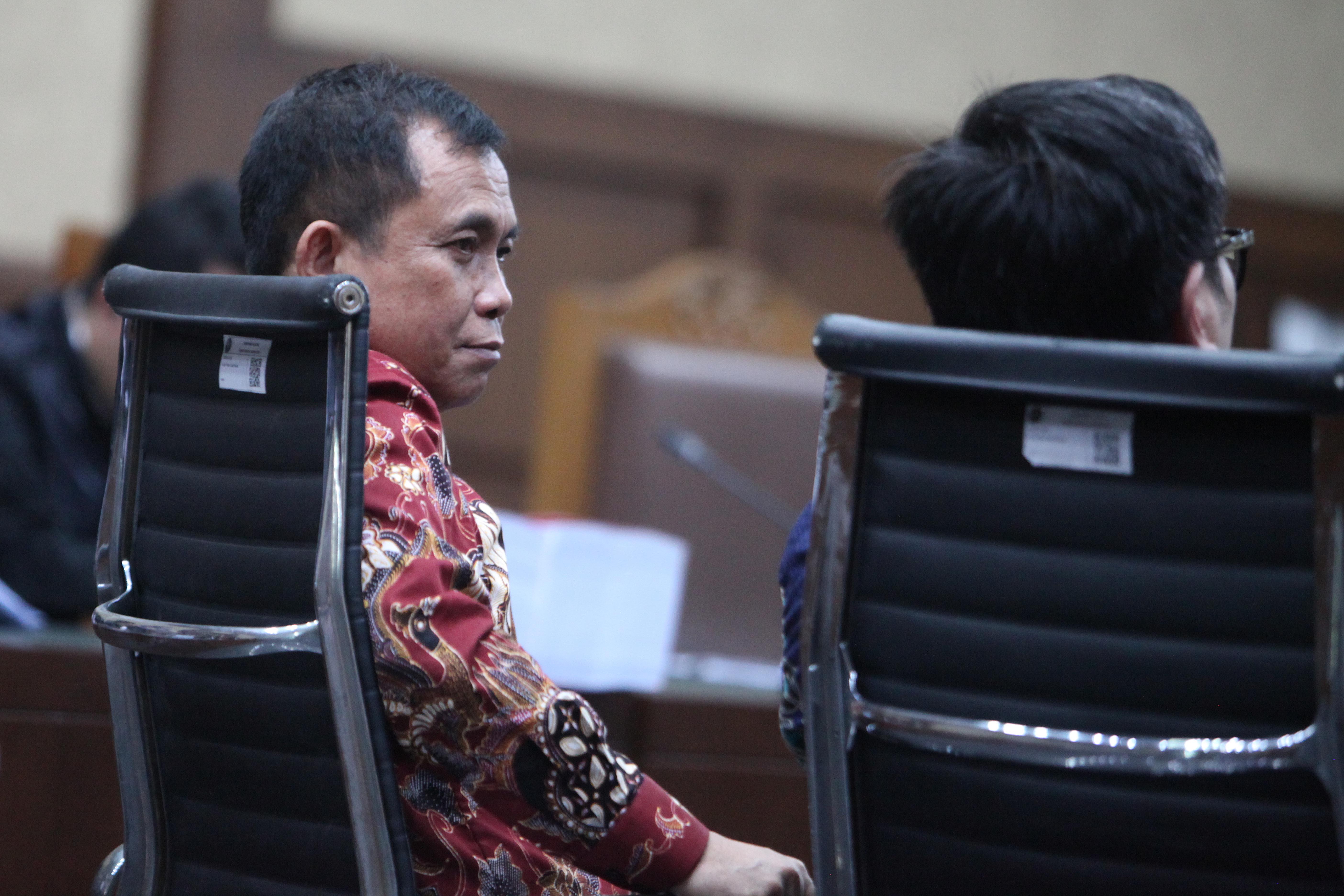 Terdakwa kasus dugaan korupsi pembangunan menara BTS 4G Galumbang Menak Simanjuntak (kiri).