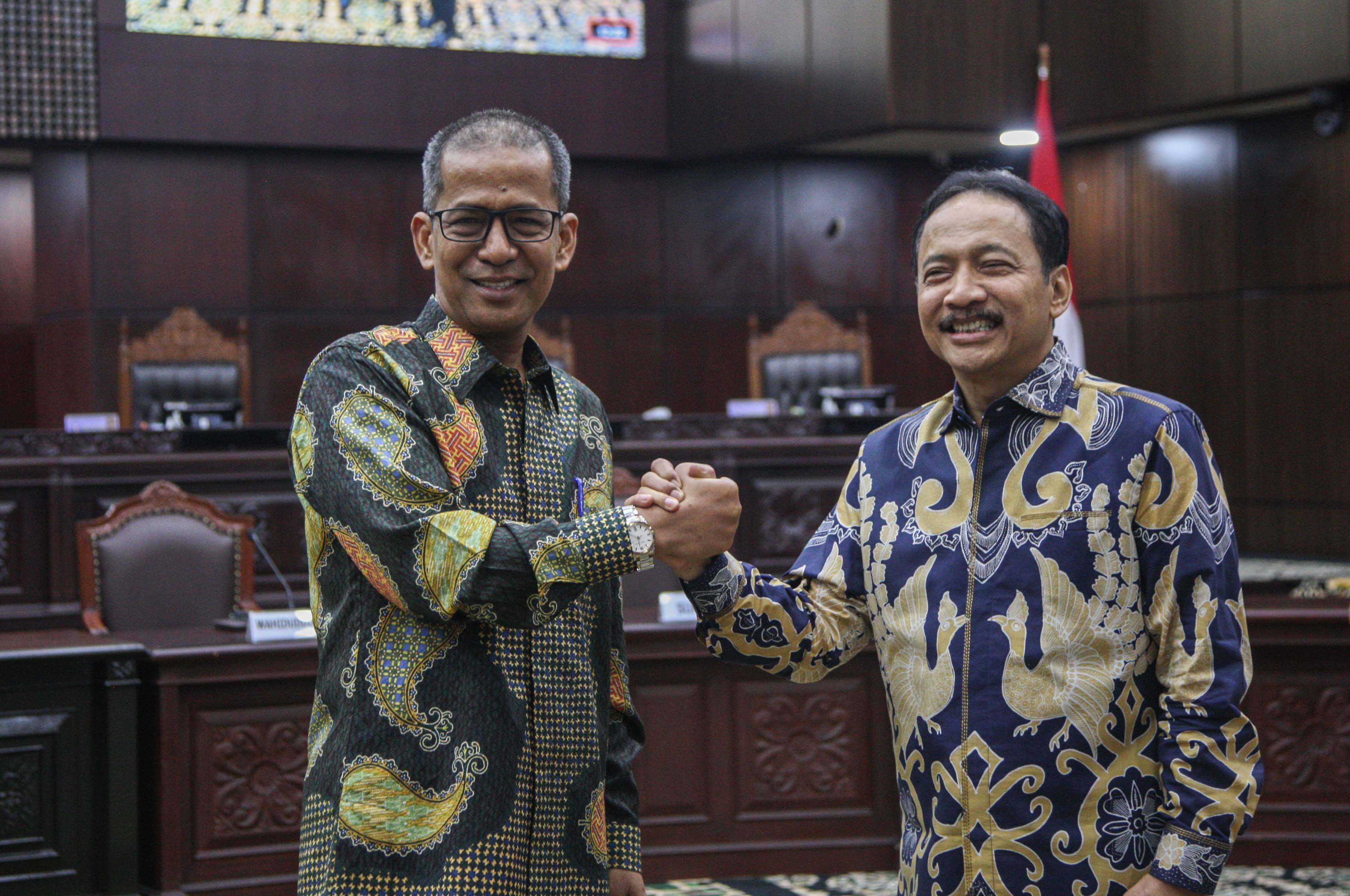 Ketua MK terpilih Suhartoyo (kanan) dan Waki Ketua MK terpilih Saldi Isra melakukan salam komando, seusai rapat pleno, Kamis (9/11).