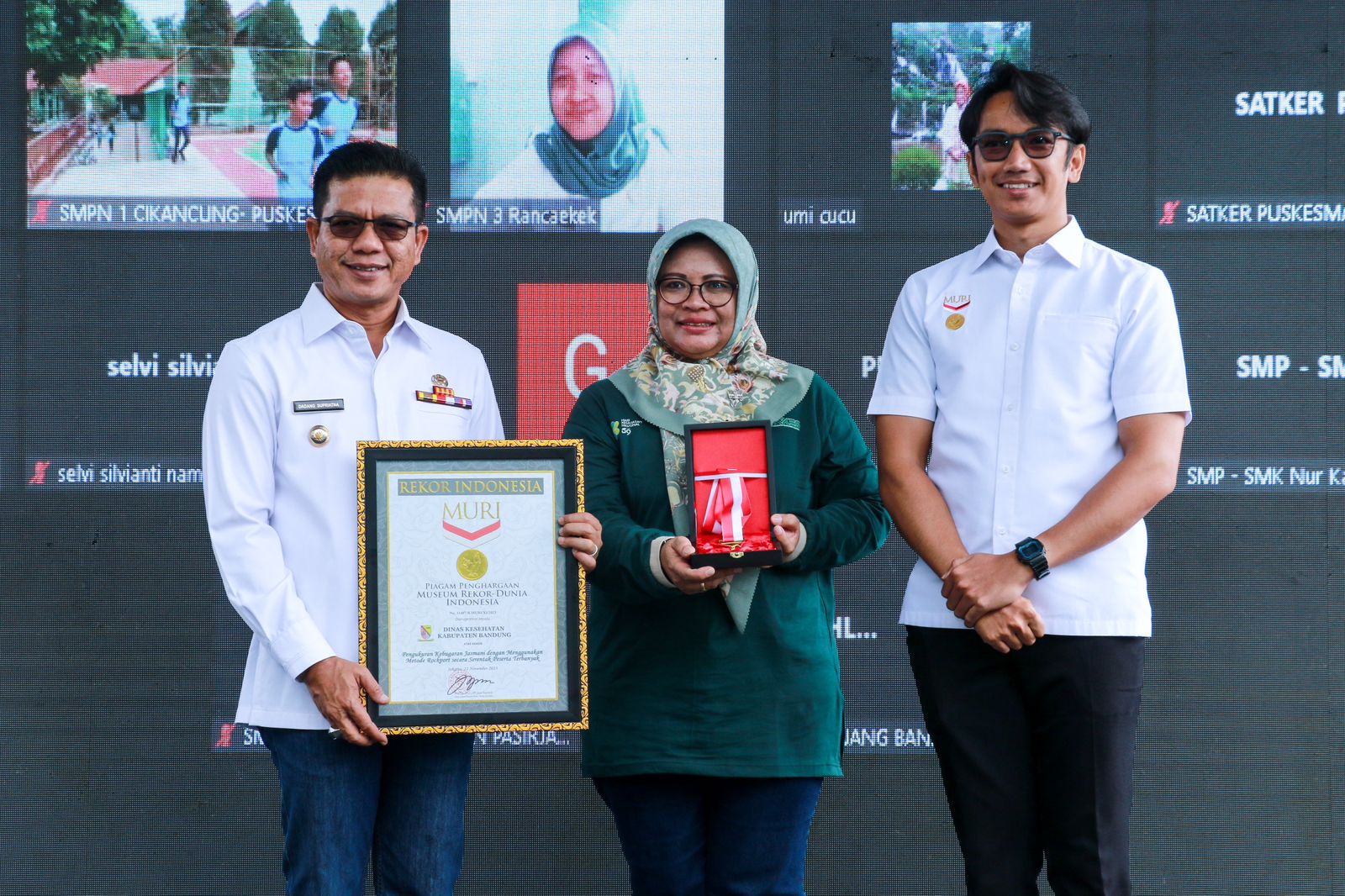 Bupati Bandung Dadang Supriatna menerima piagam Muri tes kebugaran jasmani