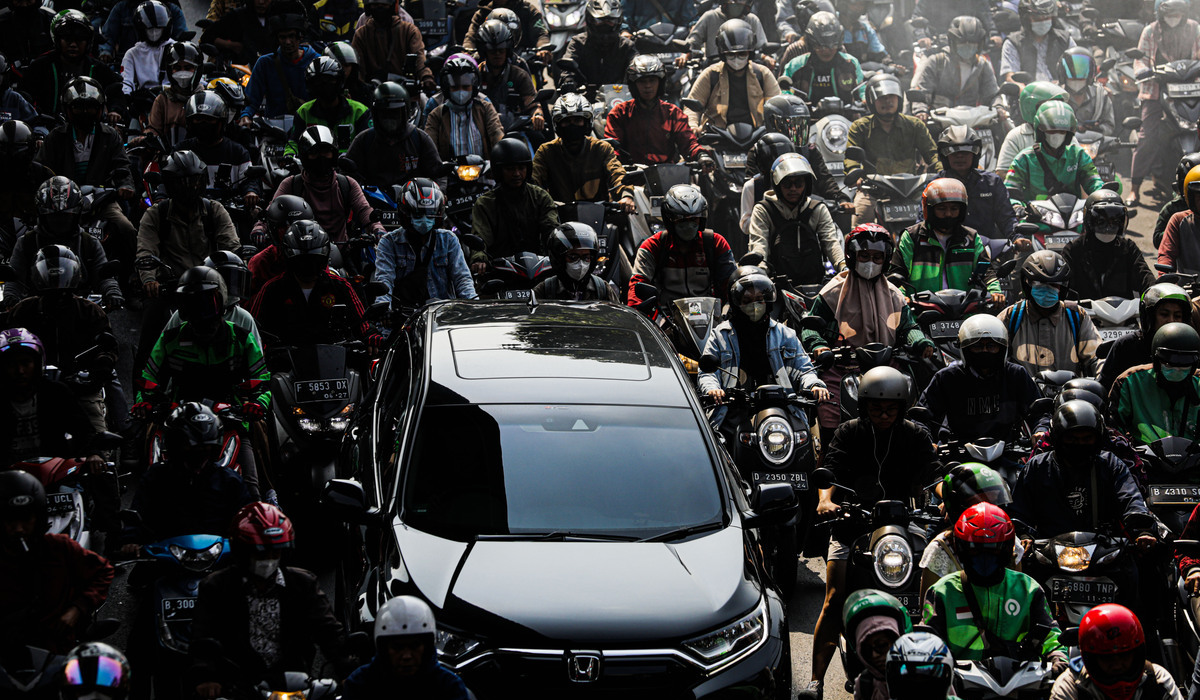 Kendaraan terjebak kemacetan dari dua arah Blok-M menuju Pancoran dan Pancoran menuju Blok M di kawasan Tendean, Jakarta Selatan.