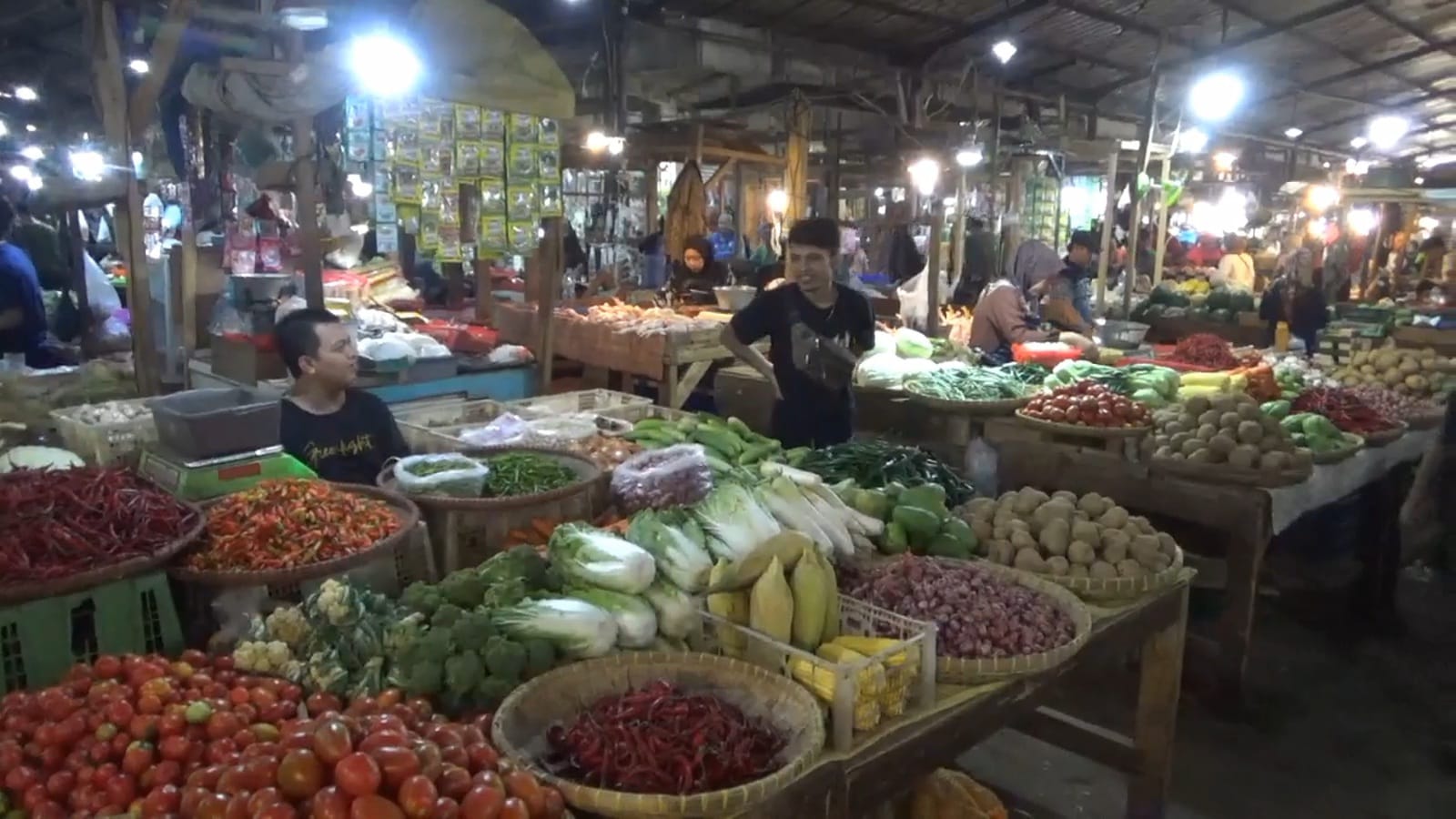 Para pedagang beraktivitas di pasar tradisional di Purwakarta