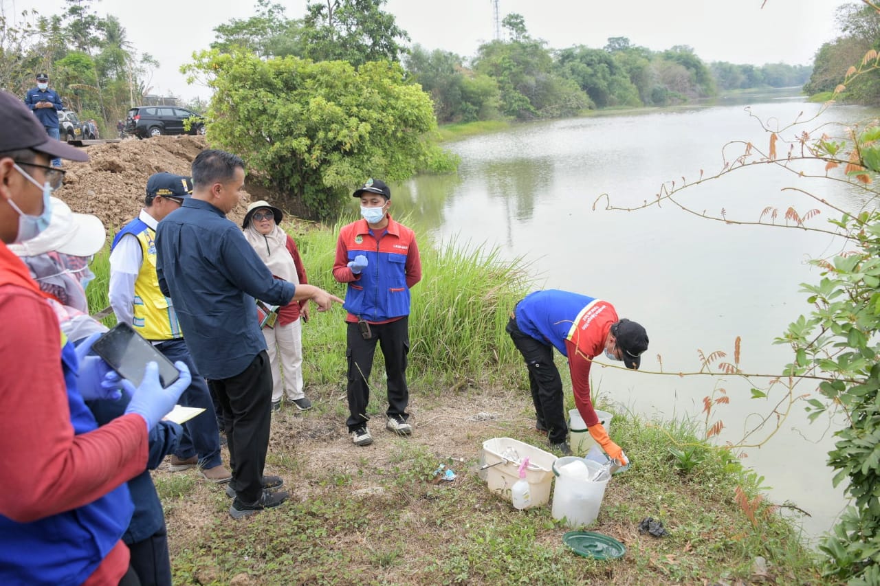 Penjabat Gubernur Jawa Barat Bey Machmudin memeriksa kondisi Sungai Cilamaya di Karawang