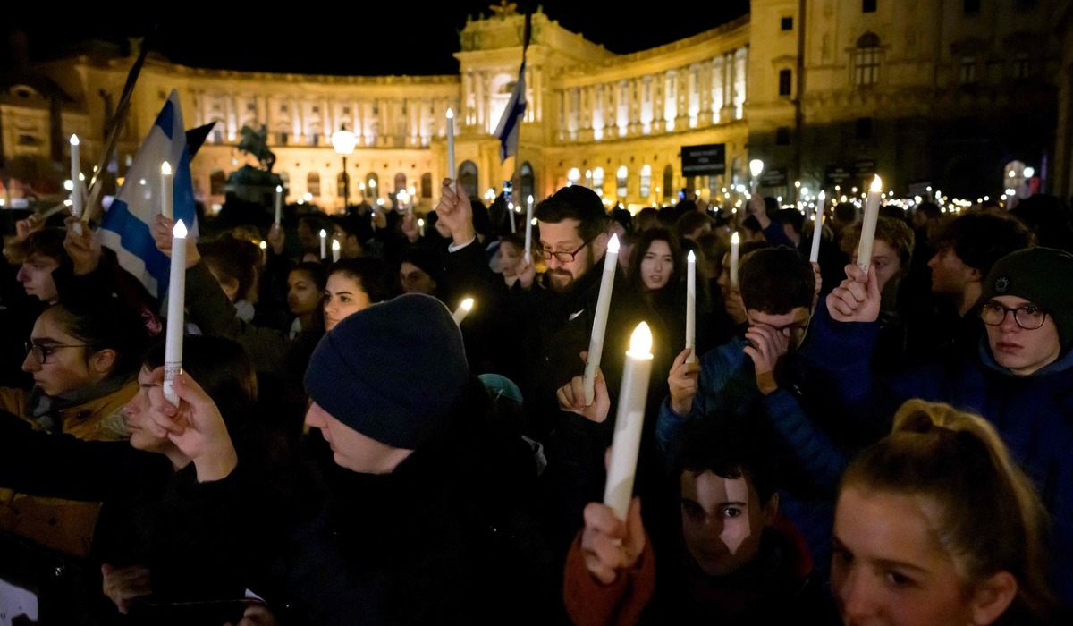 Warga Yahudi di dunia yang semakin tersudut oleh pandangan anti-semitisme pascaserangan Israel ke Gaza.