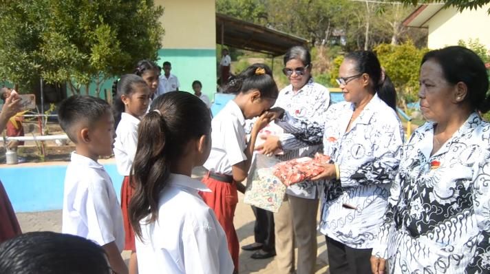 Para muird SD Inpres Waimana memebrikan hadiah kepada para guru.
