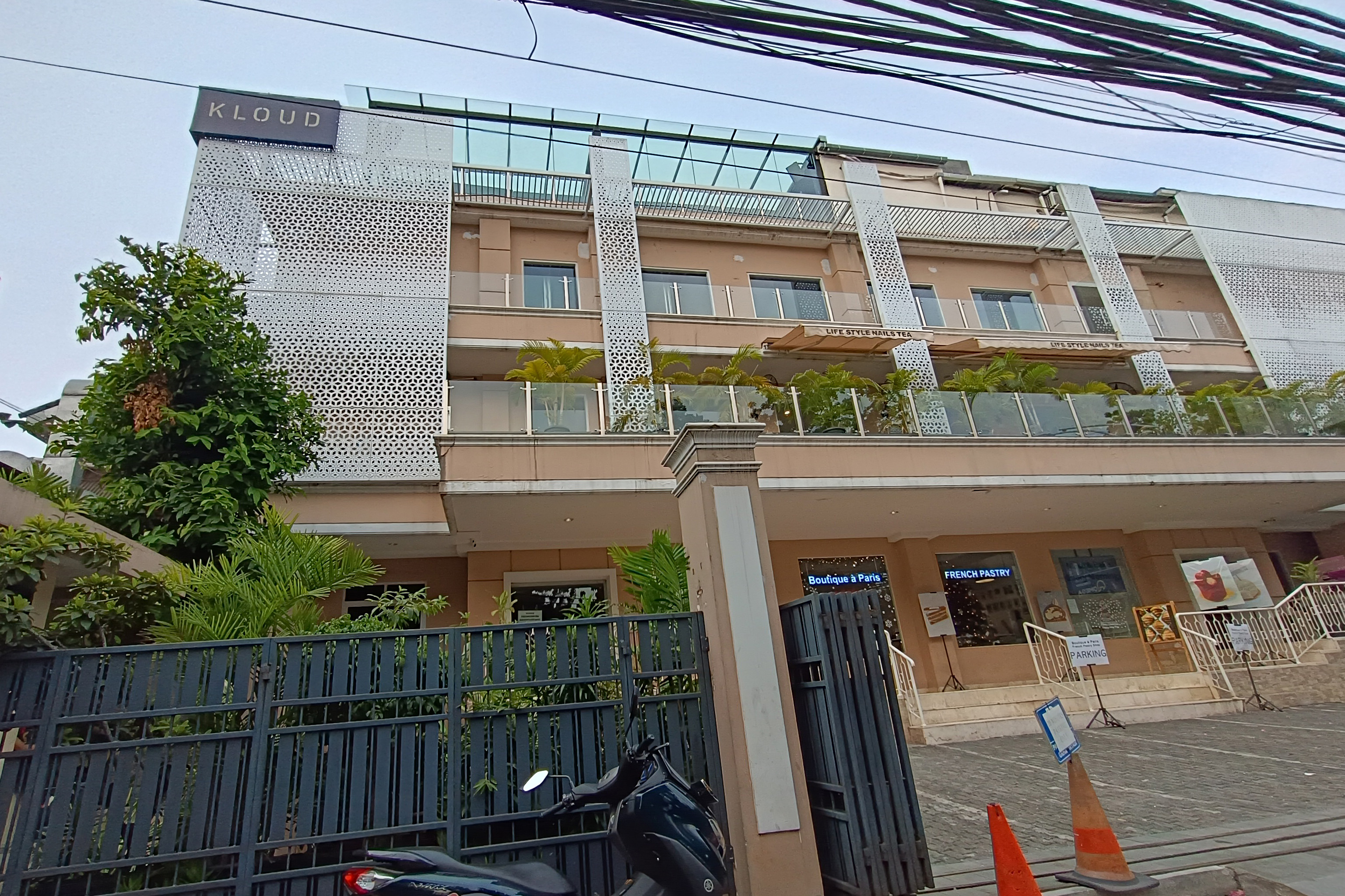 Suasana luar KLOUD Sky Dining & Lounge yang disegel Bareskrim Polri di kawasan Senopati