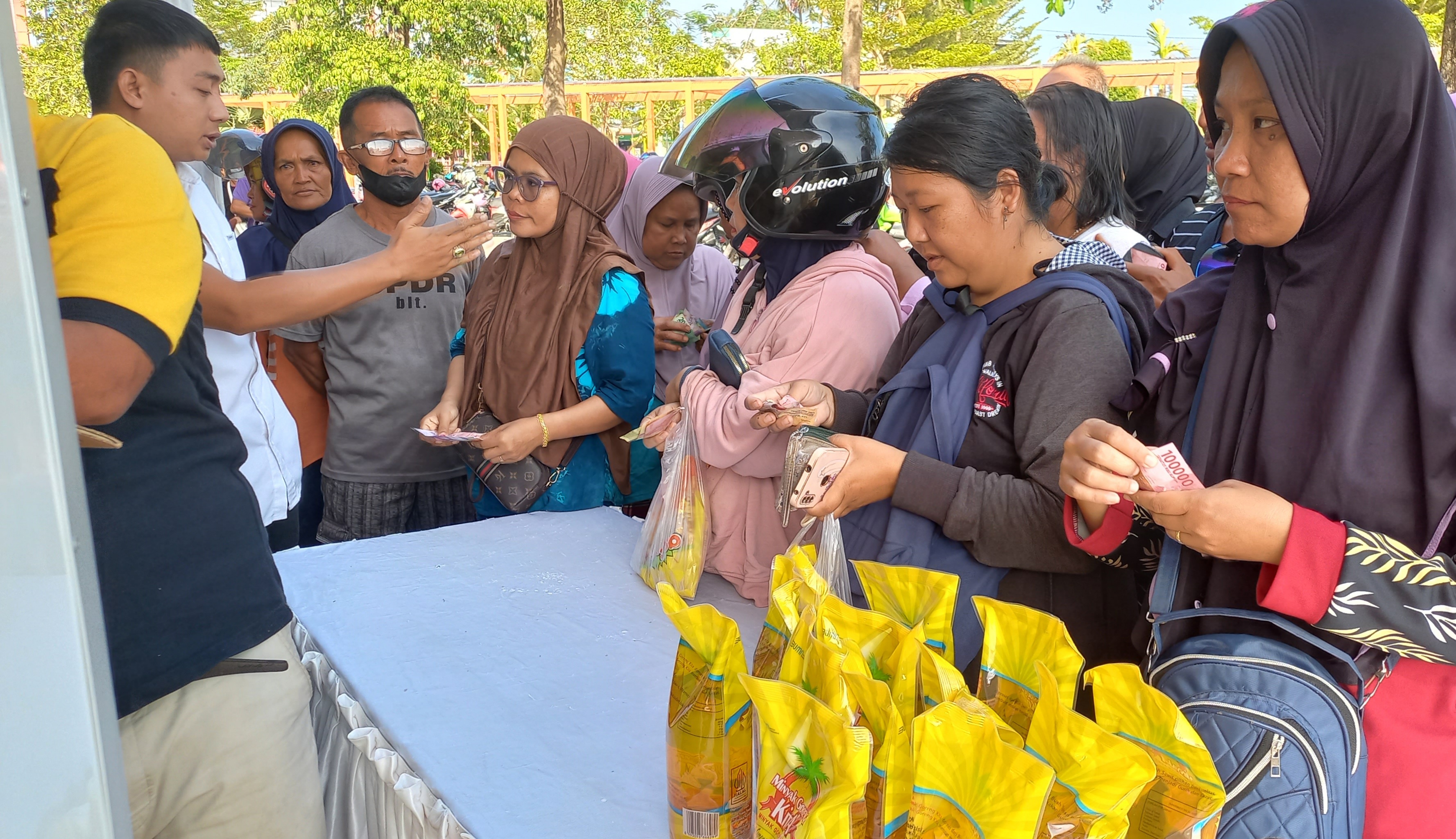 Ilustrasi - Pemprov Kalimantan Selatan menggelar pasar murah 13 kabupaten/kota guna membantu warga memperoleh kebutuhan pokok. 