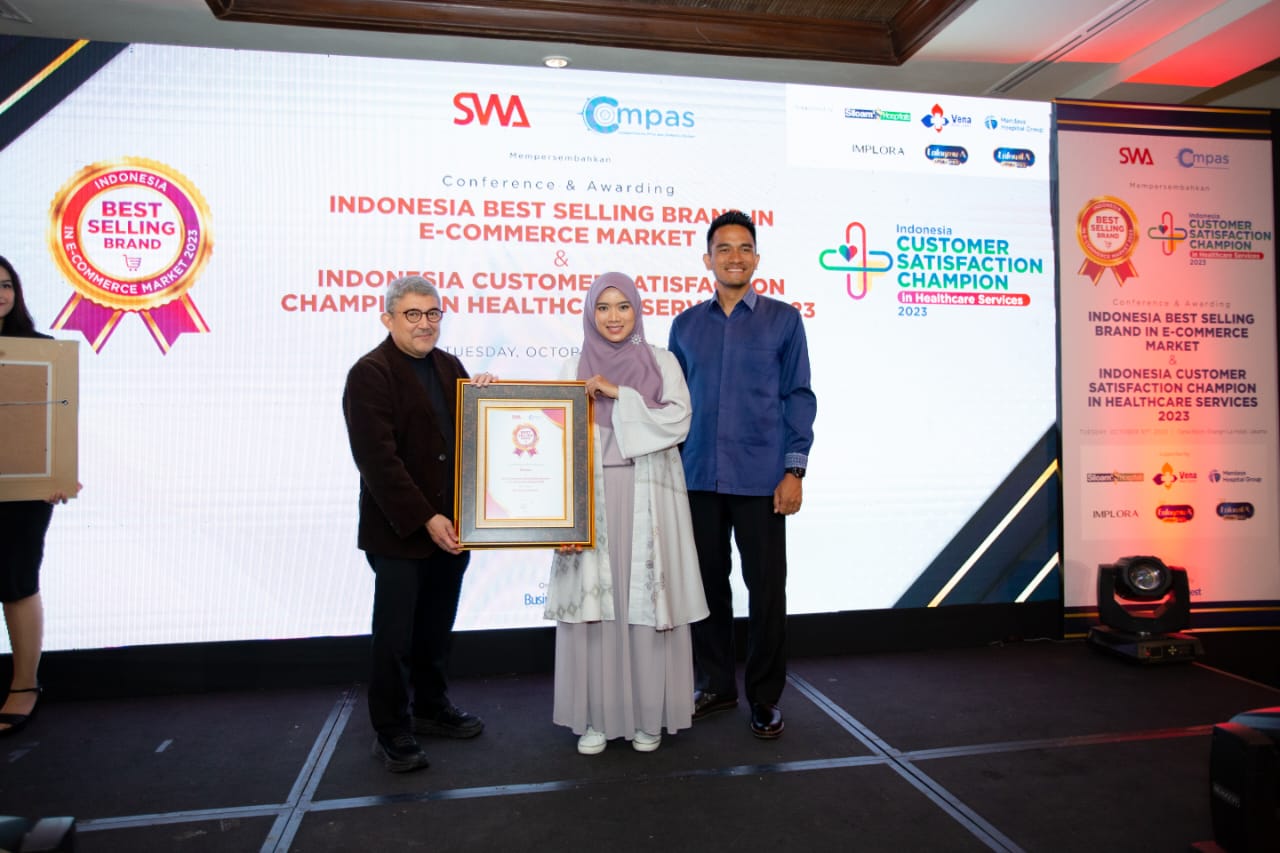 PT Roove Tijara Internasional memperoleh penghargaan Indonesia Best Selling Brand in E-commerce Market 