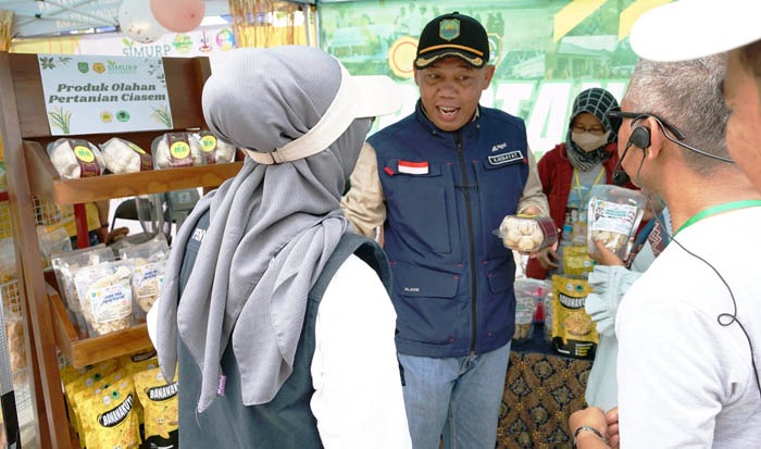 Asisten Daerah II Pemkab Subang, Hidayat (tengah) menghadiri Expo Produk Pertanian (X-Proper) di Kecamatan Tambakdahan, Subang,