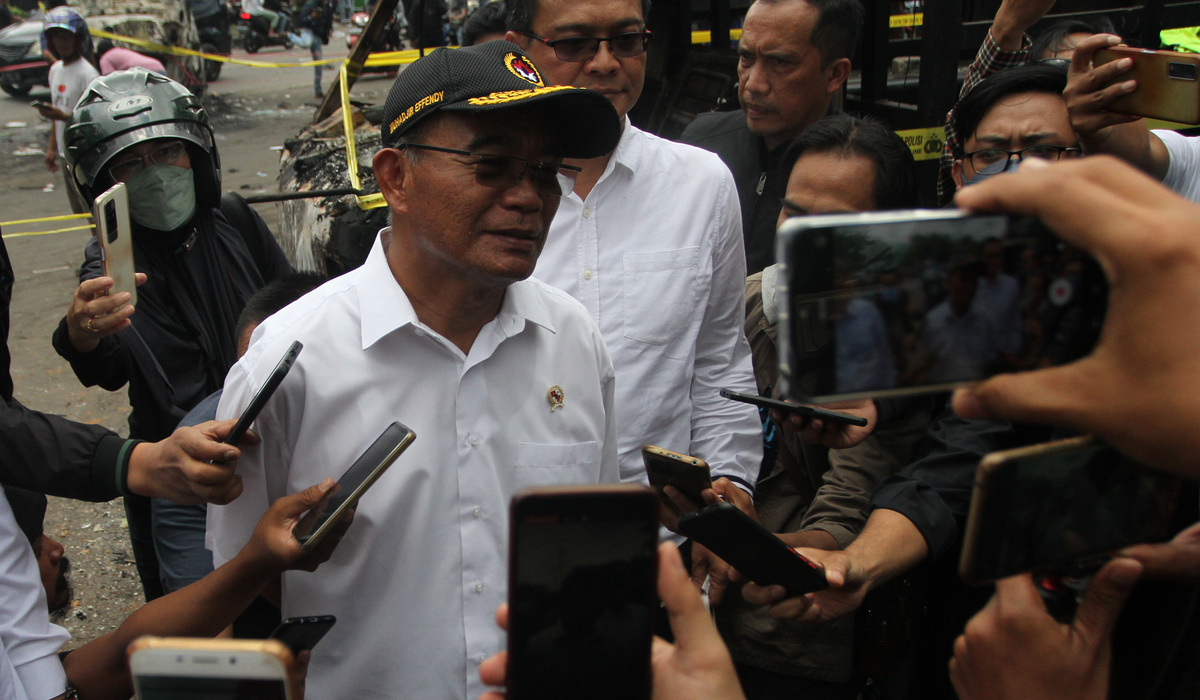 Menteri Koordinator Bidang Pembangunan Manusia dan Kebudayaan (Menko PMK) Muhadjir Effendy (kiri).