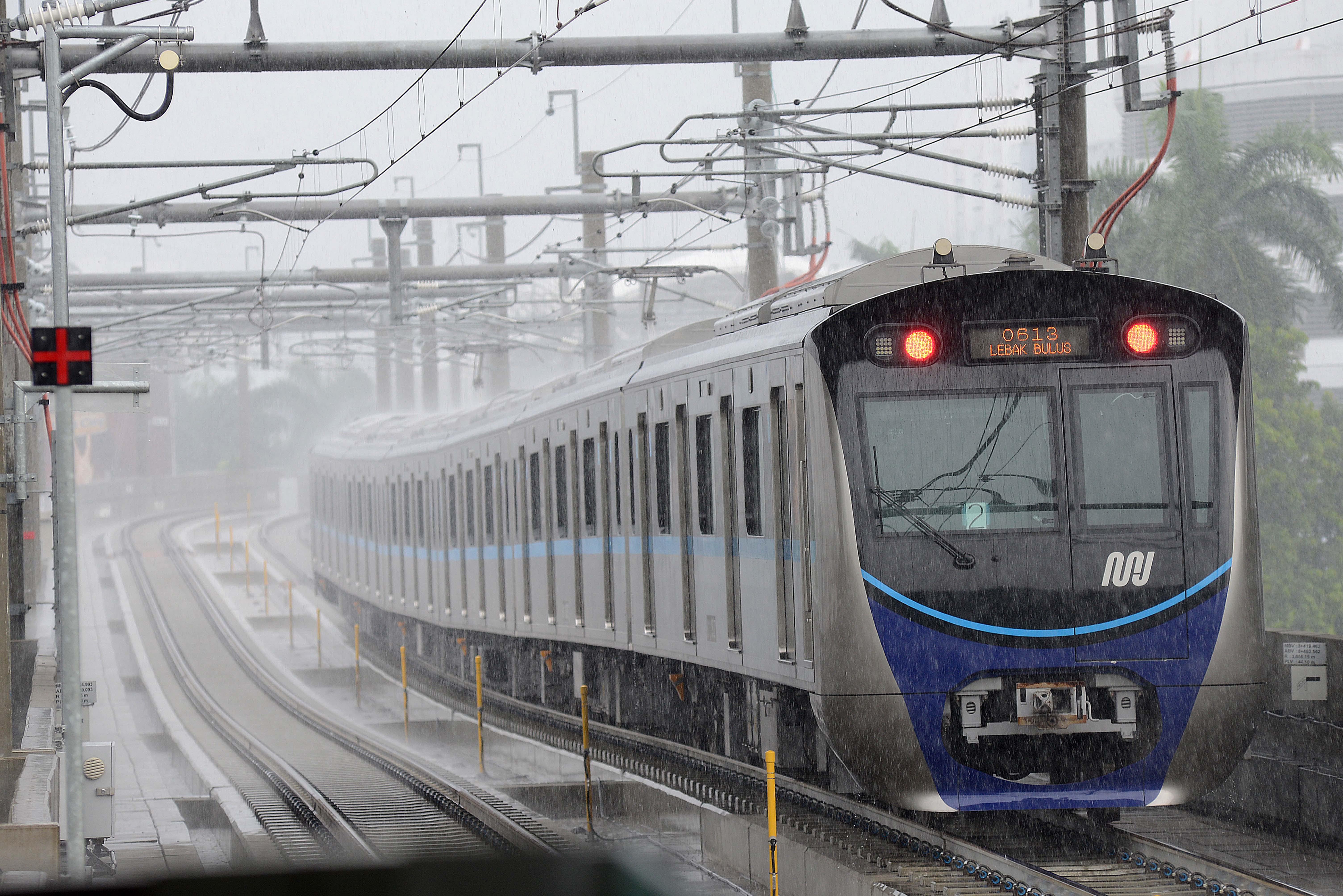 Rangkaian gerbong MRT terlihat saat akan tiba di Stasiun Blok M BCA, Jakarta, Selasa (5/1/2021).