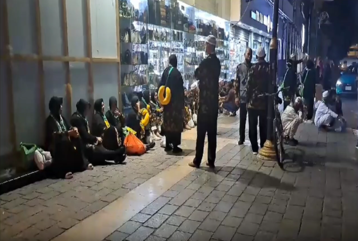 Puluhan jemaah umrah dari Jambi ketika telantar di Jeddah.