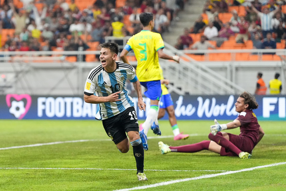 Penyerang Argentina U-17 Claudio Echeverri melakukan selebrasi seusai mencetak gol ke gawang Brasil U-17. 