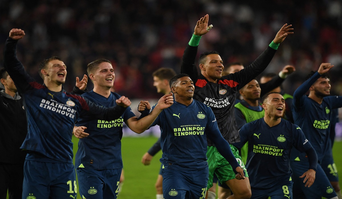 Para pemain PSV melakukan selebrasi usai menang di kandang Sevilla di laga Liga Champions.