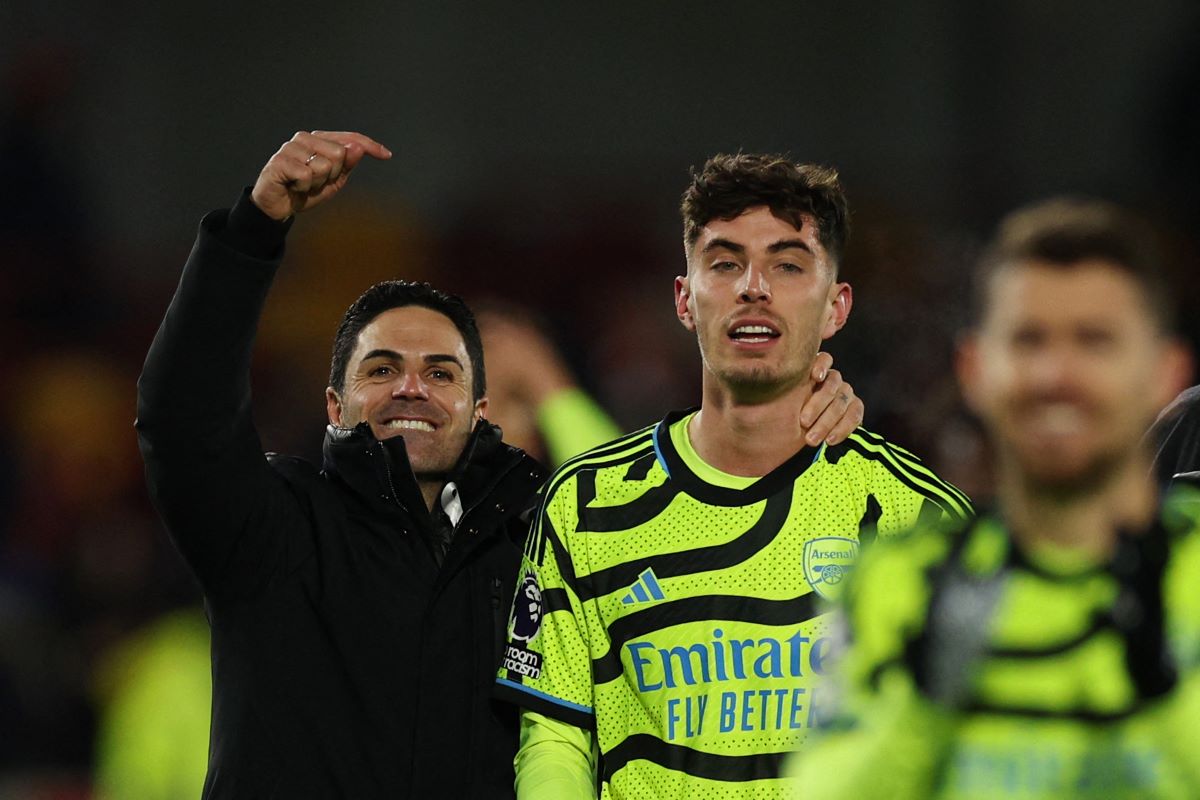 Mikel Arteta merangkul Kai Havertz yang jadi kunci kemenangan Arsenal atas Brentford.