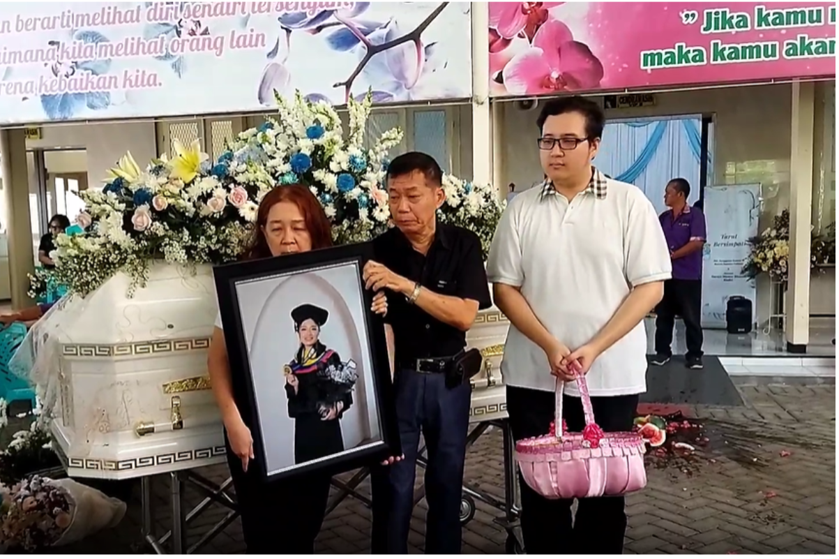 Duka orang tua mahasiswi Unair di rumah persemayaman Kediri, Jatim, Rabu (8/11).