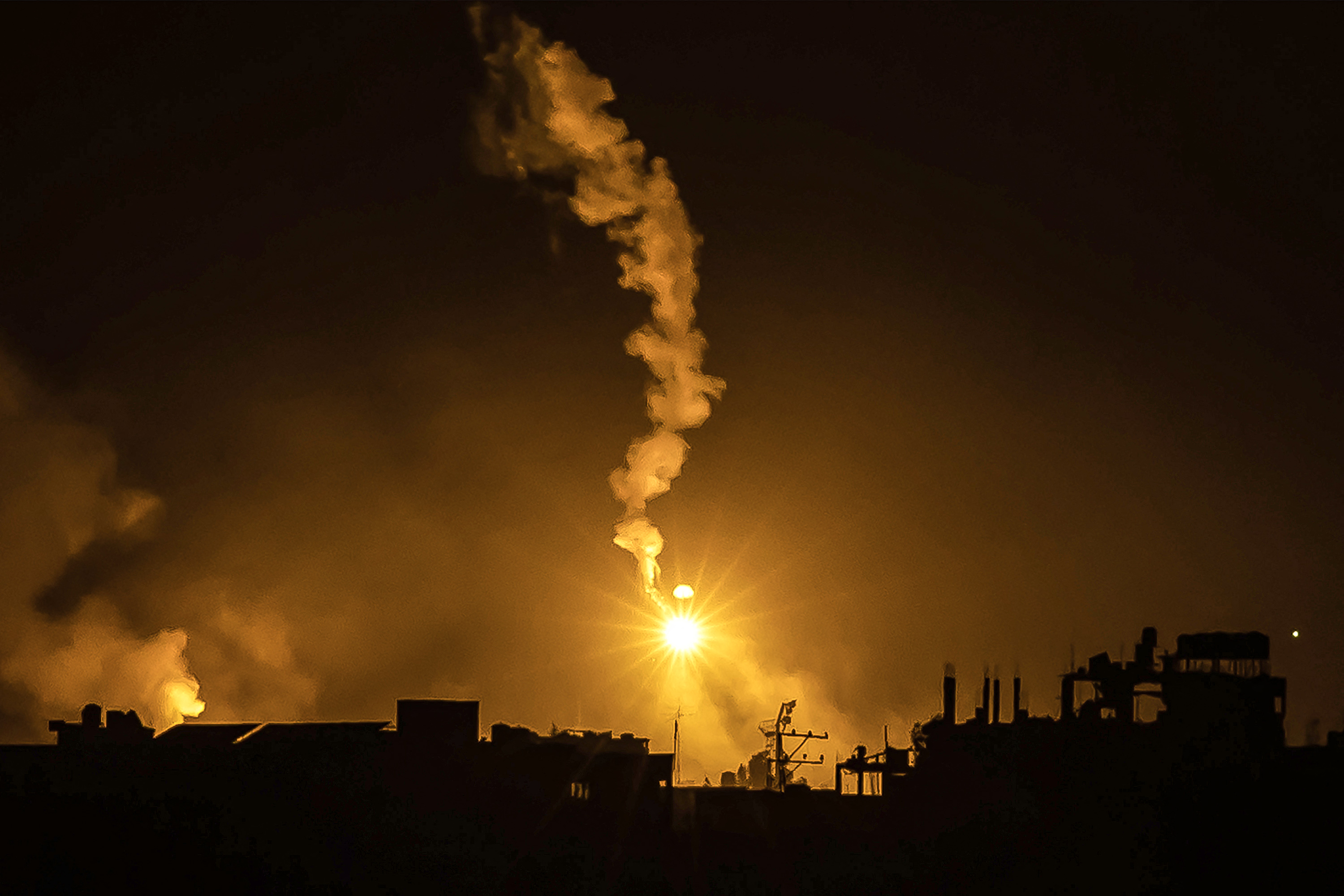 Tentara Israel menembakkan flare di dekat perbatasan Jalur Gaza pada Minggu (12/11).