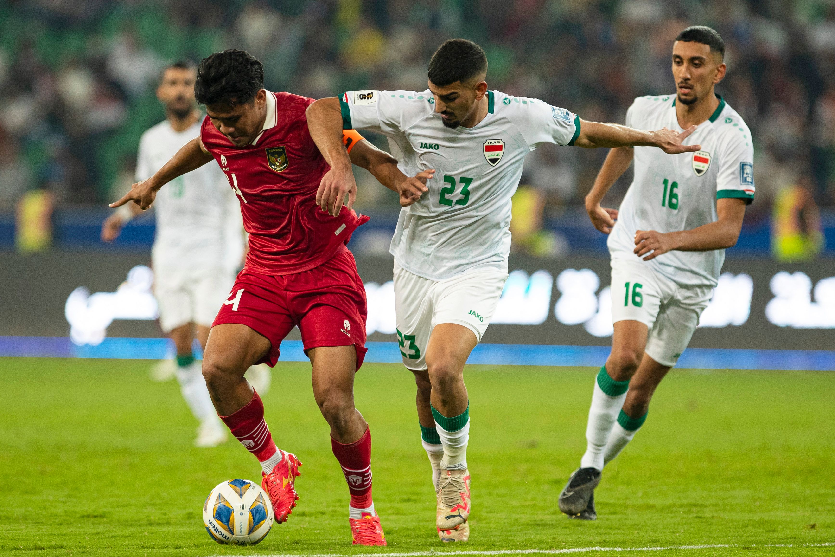 Asnawi Mangkualam (tengah) dan timnas Irak Merchas Doski saat kualifikasi FIFA World Cup AFC 2026 di Irak, Kamis (16/11).
