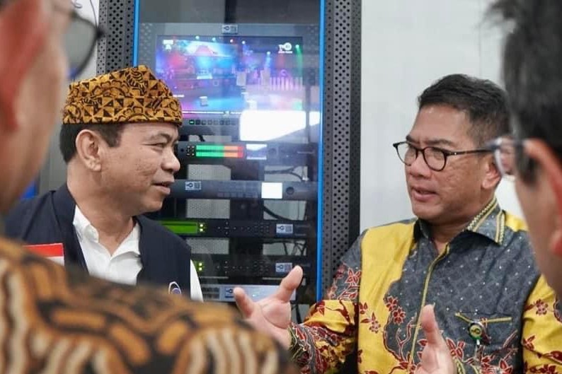 Menteri Komunikasi dan Informatika Budi Arie Setiadi berdialog dengan Dirut TVRI Iman Brotoseno saat meninjau stasiun pemancar di Banyuwangi